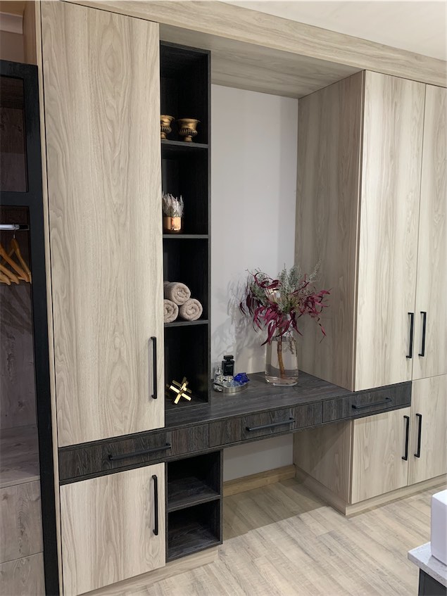 Showroom custom cabinetry project by Lé Grandt Woodcraft