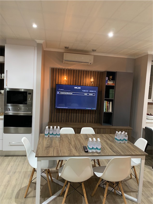 Showroom custom cabinetry project by Lé Grandt Woodcraft